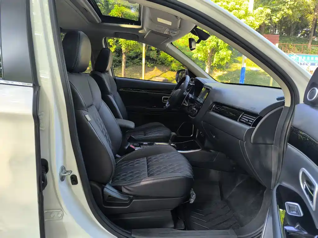 Outlander 2021 2.4L four-wheel drive exclusive version 7 seats купить на сайте DeffCars