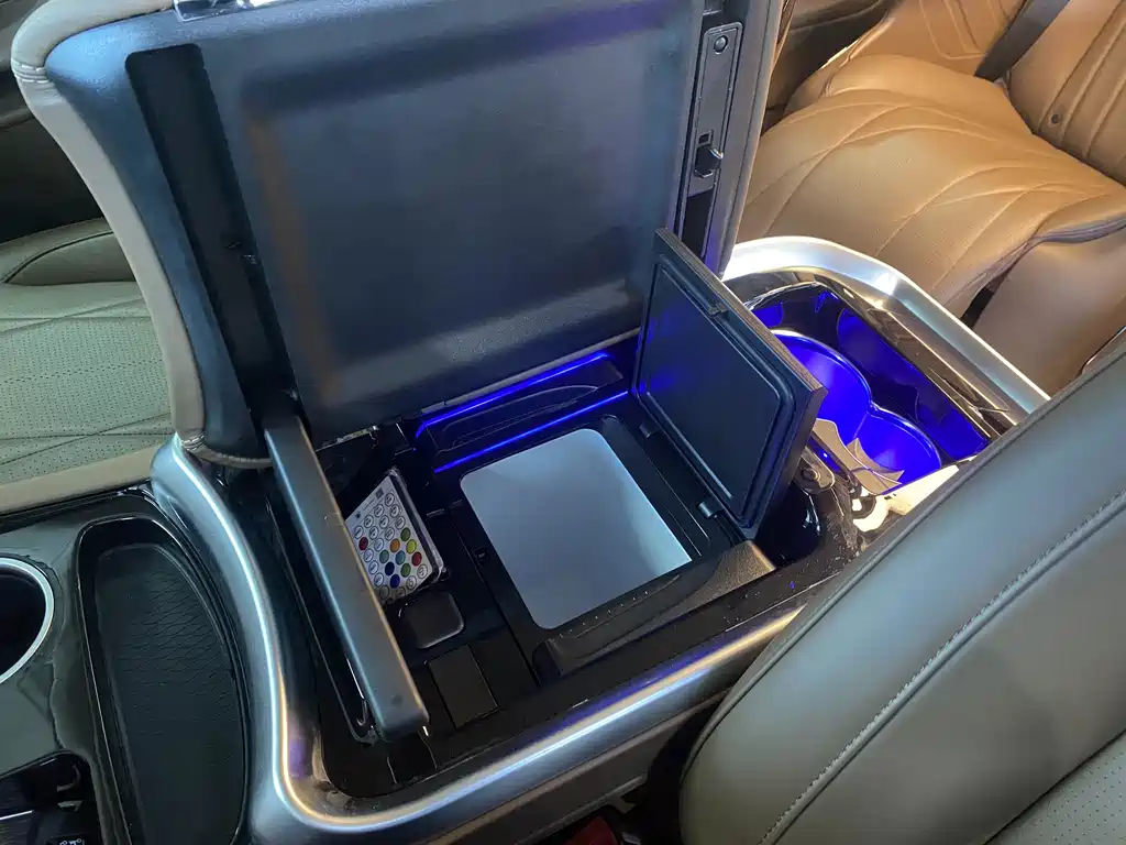 Vito 2024 2.0T Business Edition 7 seats купить на сайте DeffCars