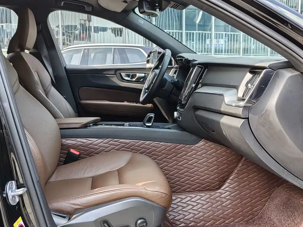 Volvo XC60 2024 B5 four-wheel drive Zhiyi Luxury Edition купить на сайте DeffCars