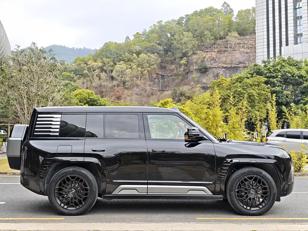 Looking up at U8 2023 Deluxe Edition купить на сайте DeffCars