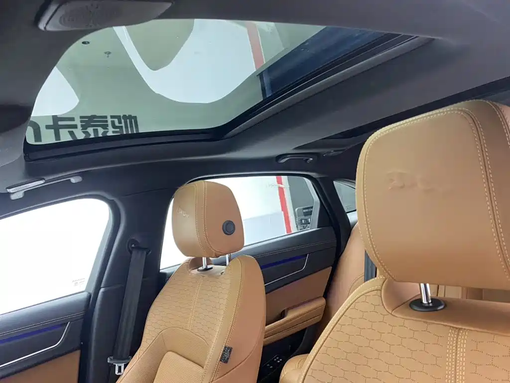 Jaguar XFL 2024 2.0T P300 four-wheel drive flagship sports gold version купить на сайте DeffCars