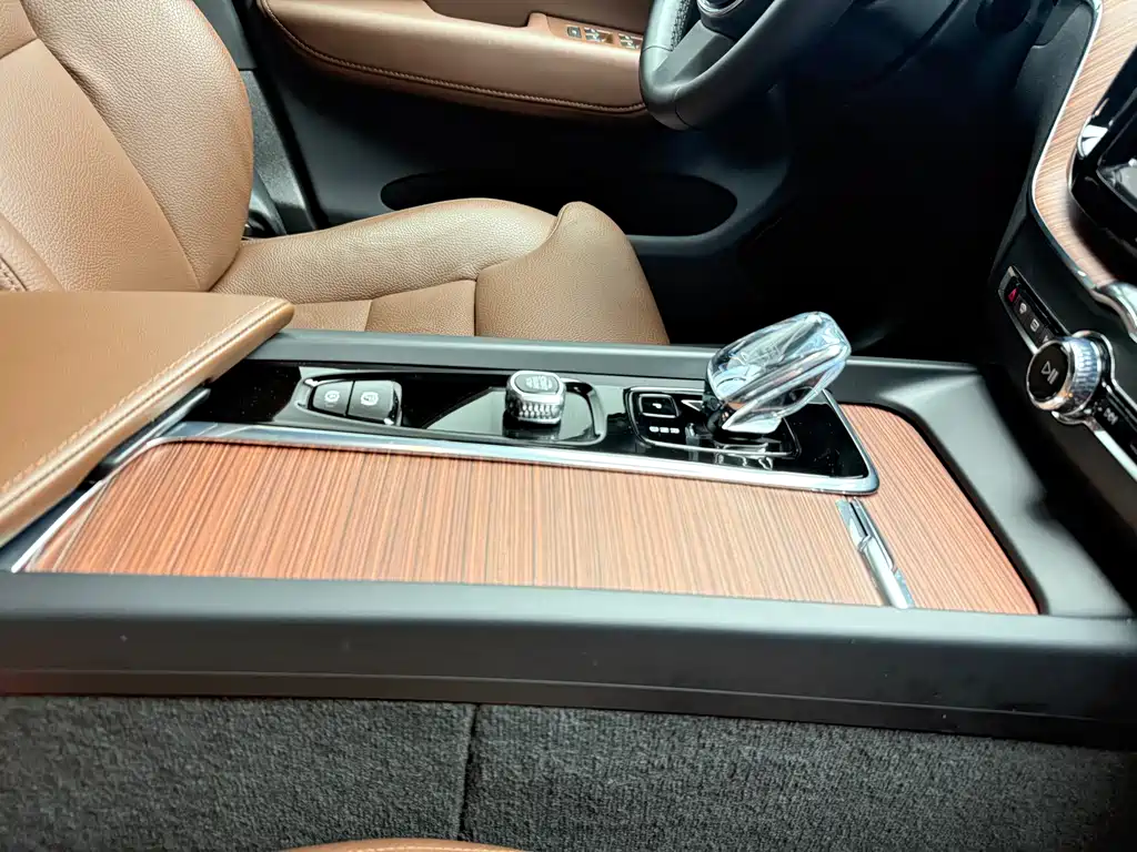 Volvo XC60 2025 B5 four-wheel drive Zhiyuan luxury version купить на сайте DeffCars