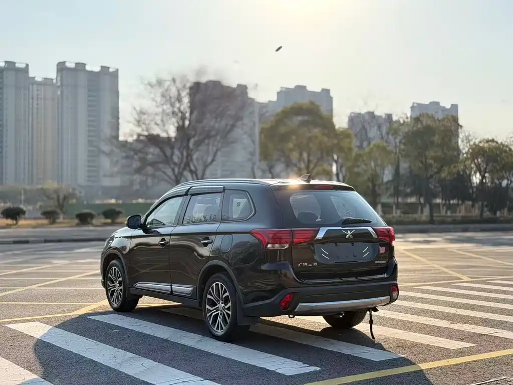 Outlander 2017 2.0L 2WD Honor Edition 5 seats купить на сайте DeffCars