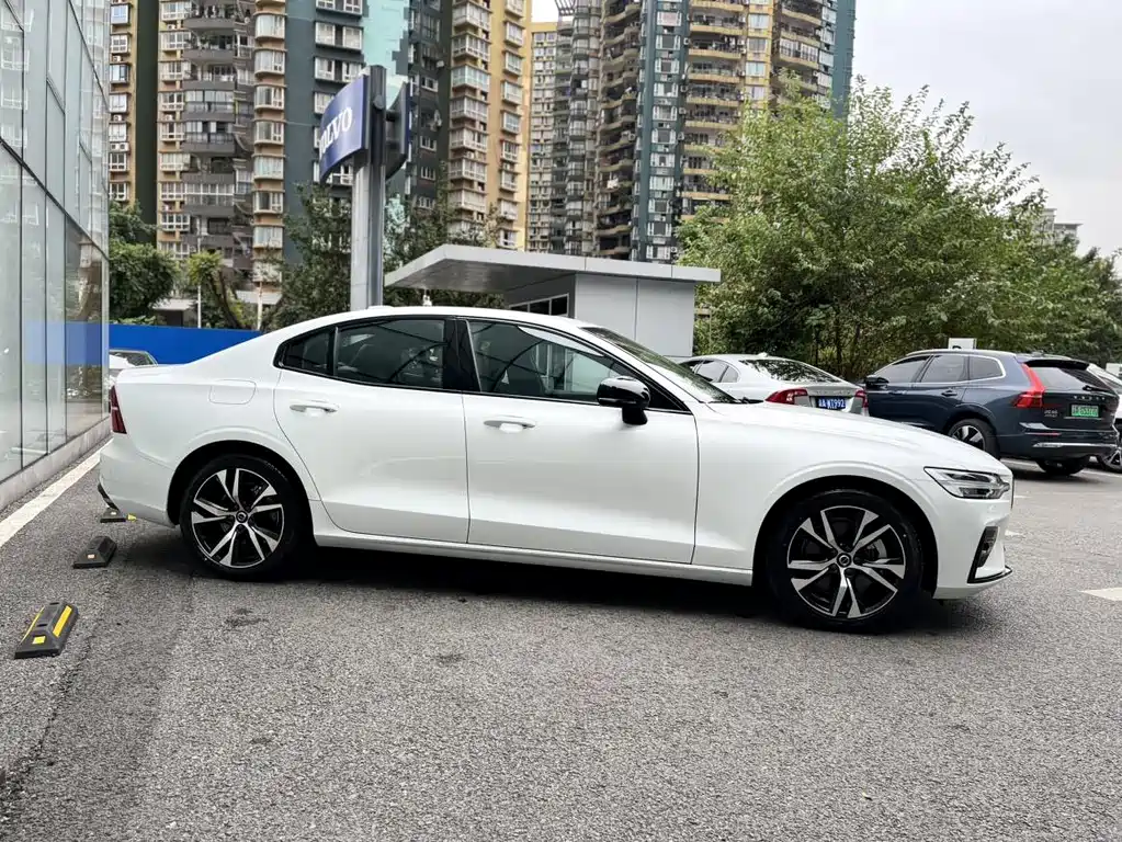 Volvo S60 2024 B5 Zhiya Sports Edition купить на сайте DeffCars