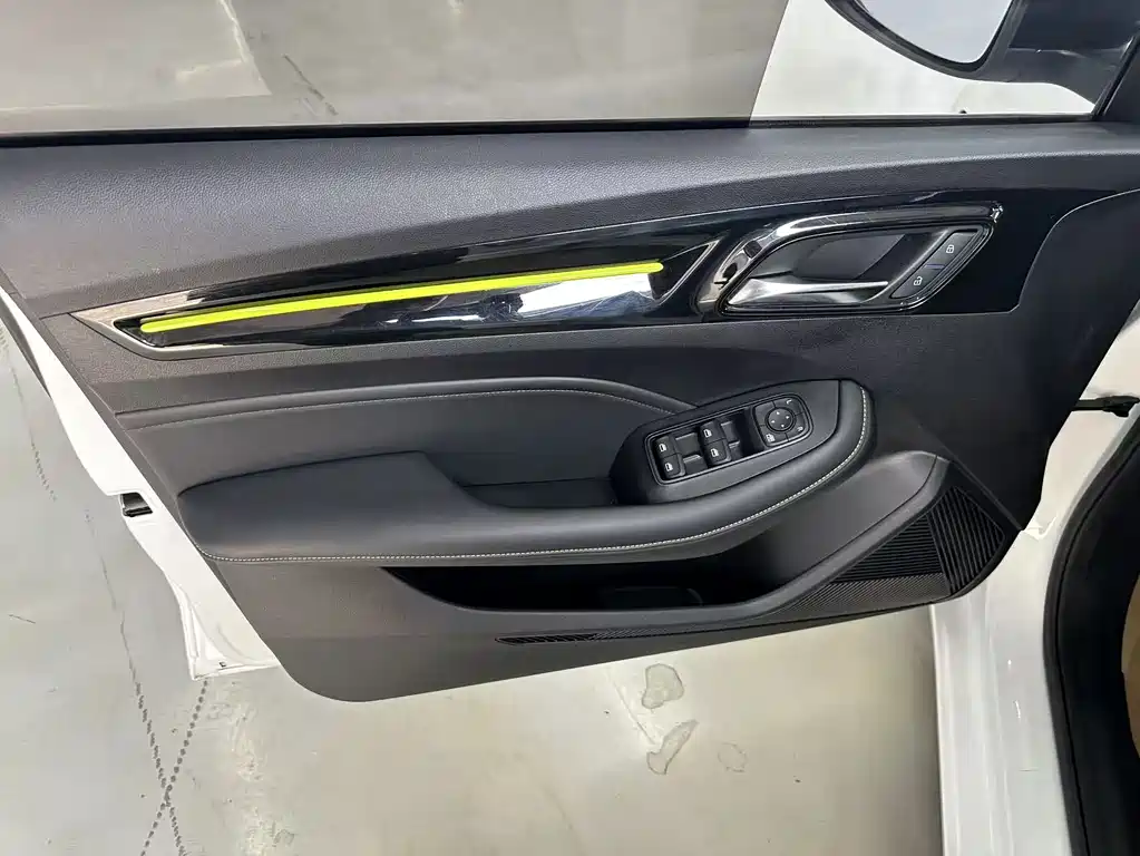 Roewe i5 2021 1.5L CVT Platinum Edition купить на сайте DeffCars