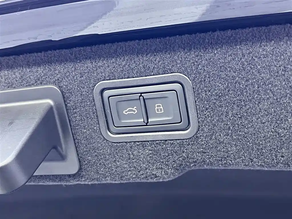 Audi A8 2023 A8L 50 TFSI quattro Premium Selection купить на сайте DeffCars