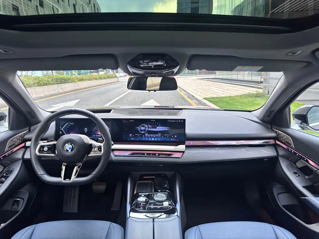 BMW 5 Series 2025 530Li Exclusive M Sports Package купить на сайте DeffCars