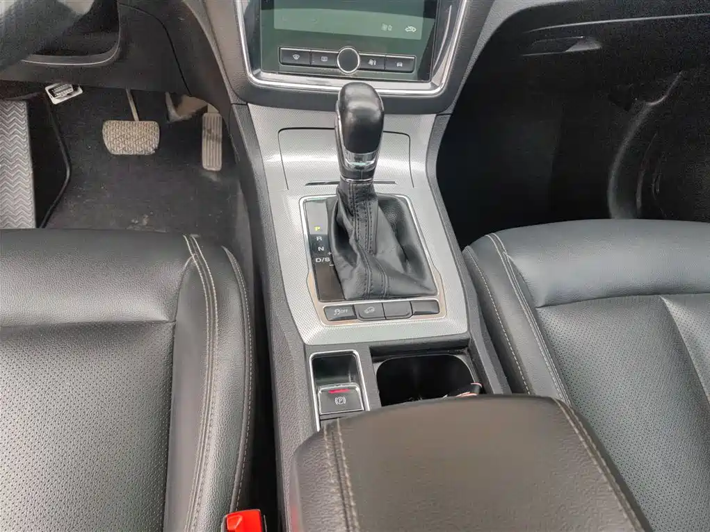 Roewe RX5 2019 20T two-wheel drive automatic 4G interconnected platinum version купить на сайте DeffCars