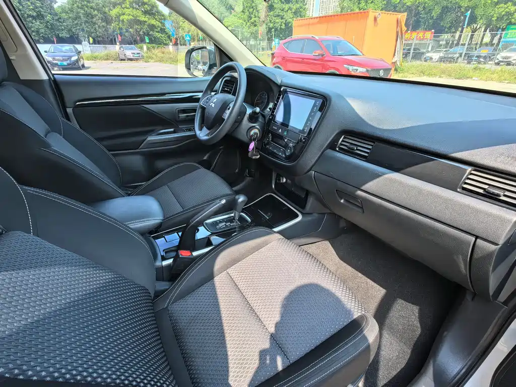 Outlander 2021 facelift 2.0L 2WD smooth version 5 seats купить на сайте DeffCars