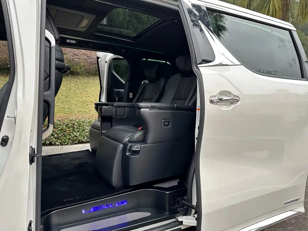 Lexus LM 2020 300h seven-seater elegant version купить на сайте DeffCars