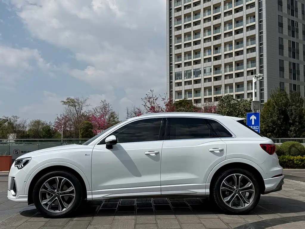 Audi Q3 2022 40 TFSI Fashionable and Dynamic купить на сайте DeffCars