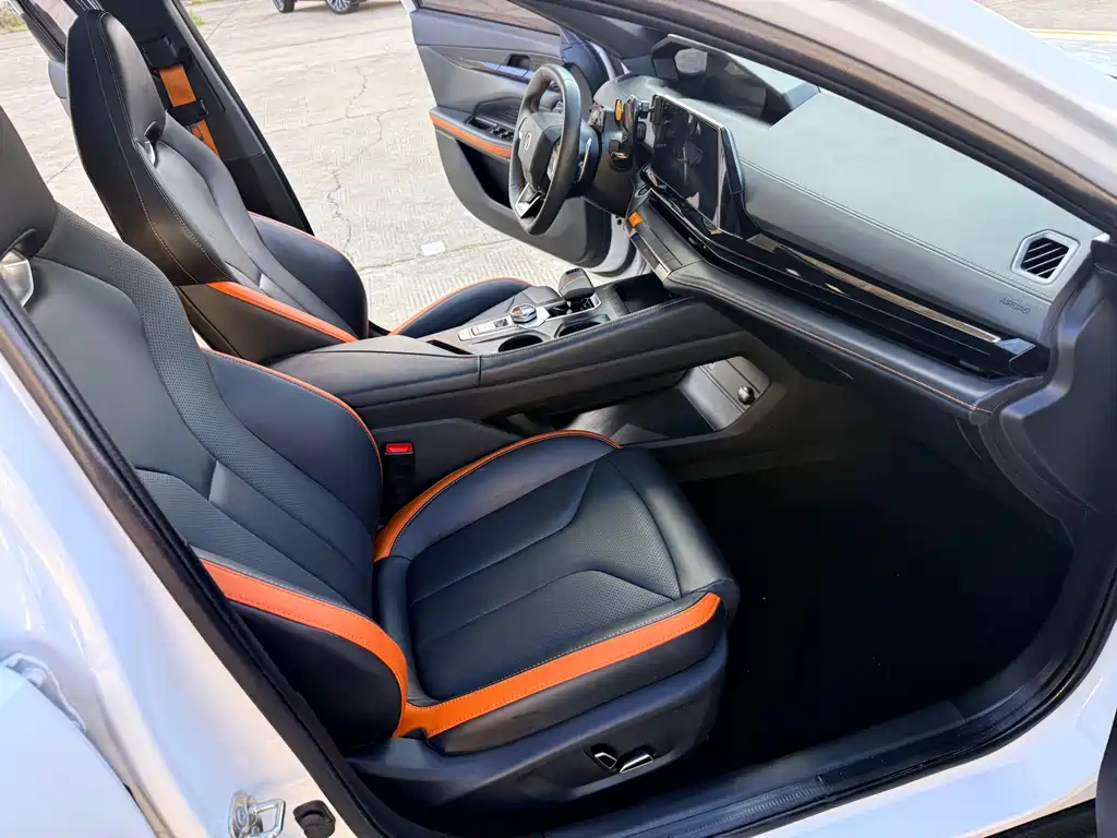 Changan UNI-V 2023 1.5T premium model купить на сайте DeffCars