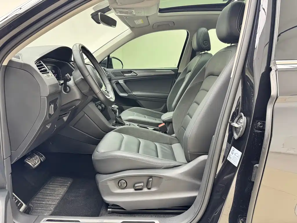 Tiguan L 2021 330TSI automatic two-wheel drive R-Line version купить на сайте DeffCars