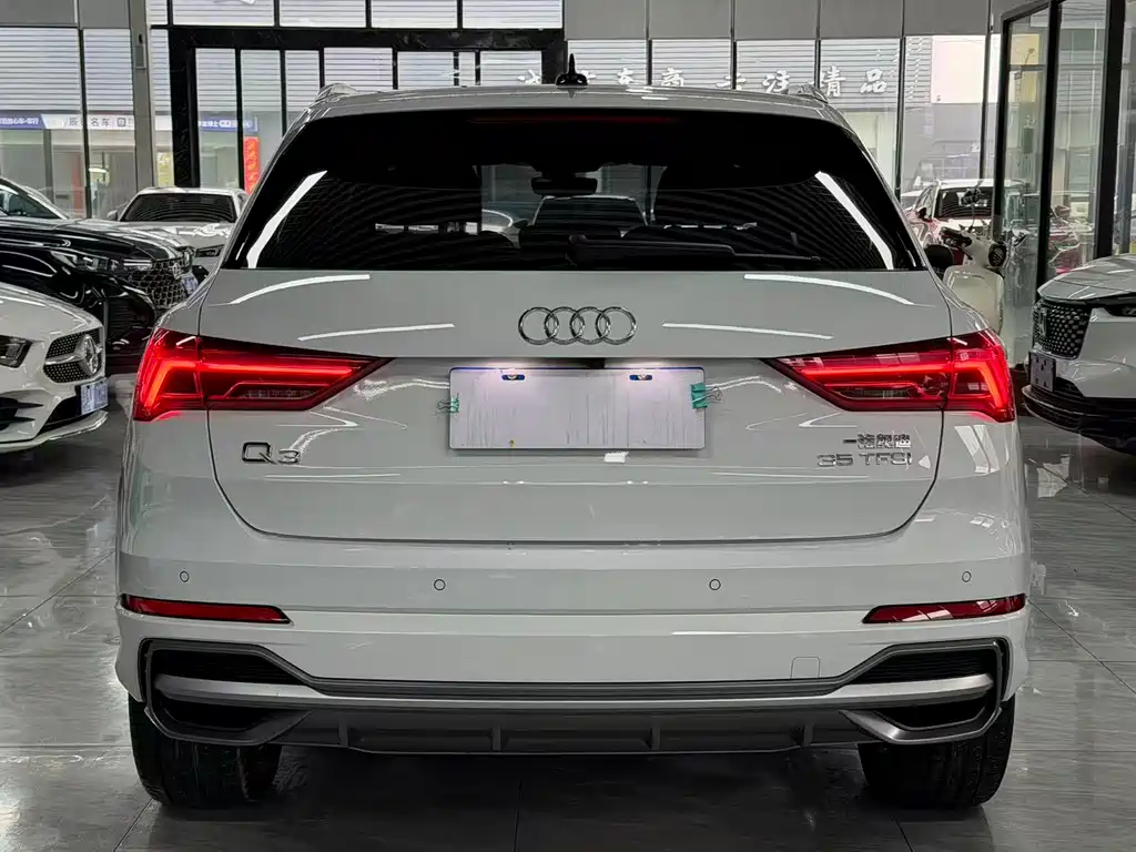 Audi Q3 2023 35 TFSI Fashionable and Dynamic (1.4T) купить на сайте DeffCars