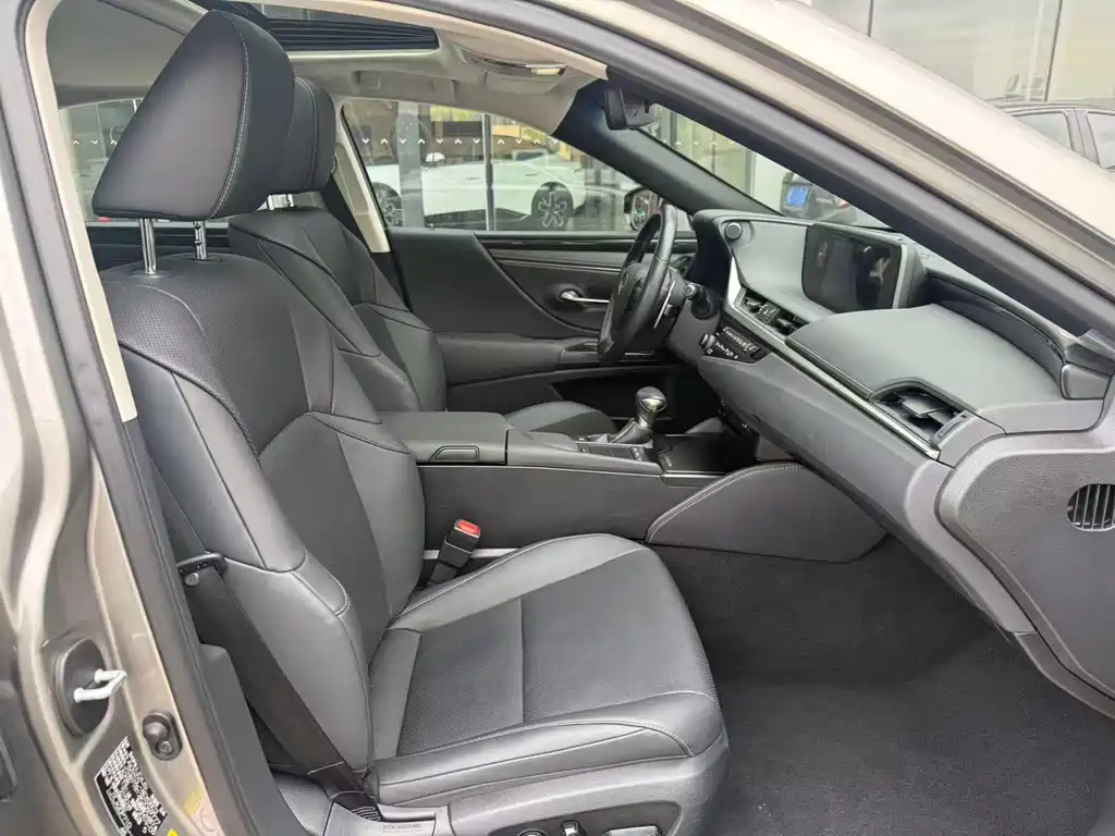 Lexus ES 2018 300h Excellence Edition National V купить на сайте DeffCars