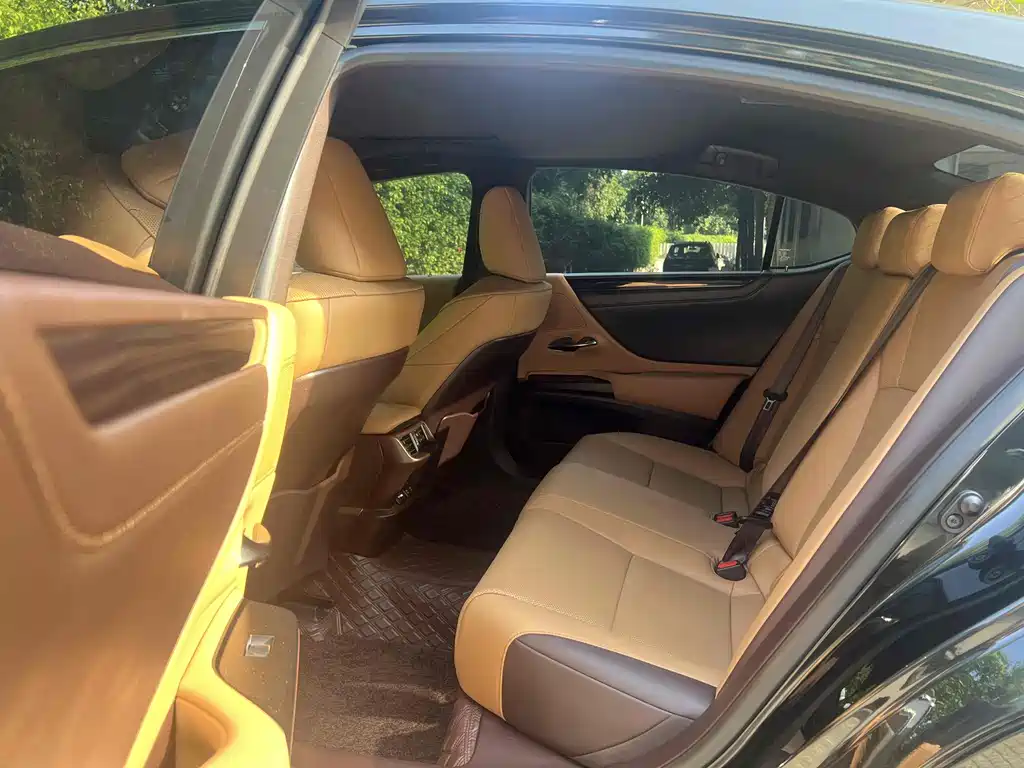 Lexus ES 2020 200 Deluxe Edition купить на сайте DeffCars