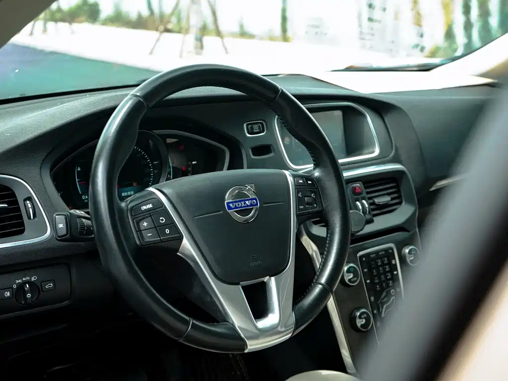Volvo V40 2015 1.6T Zhiyi Edition купить на сайте DeffCars