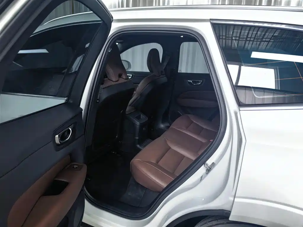 Volvo XC60 plug-in hybrid 2025 plug-in hybrid long-range four-wheel drive Zhiyuan luxury version купить на сайте DeffCars