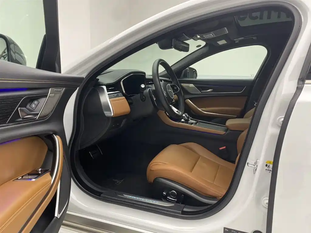 Jaguar XFL 2024 2.0T P300 four-wheel drive flagship sports gold version купить на сайте DeffCars
