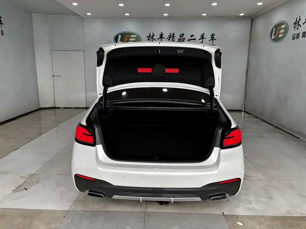 BMW 5 Series New Energy 2022 Model 535Le M Sports Package купить на сайте DeffCars