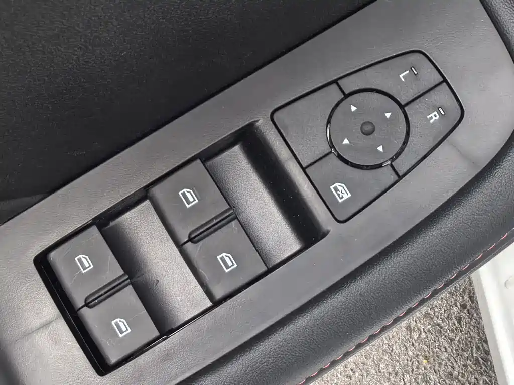 Roewe i5 2026 1.5L CVT Deluxe Edition купить на сайте DeffCars