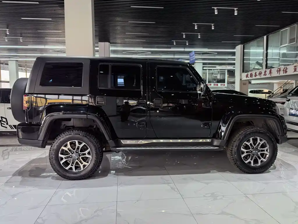 Beijing off-road BJ40 2020 2.0T automatic two-wheel drive city hunter version knight type купить на сайте DeffCars