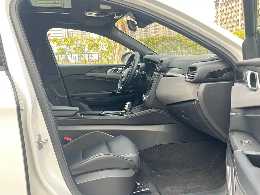 Lynk & Co 03 2022 1.5TD DCT Pro купить на сайте DeffCars