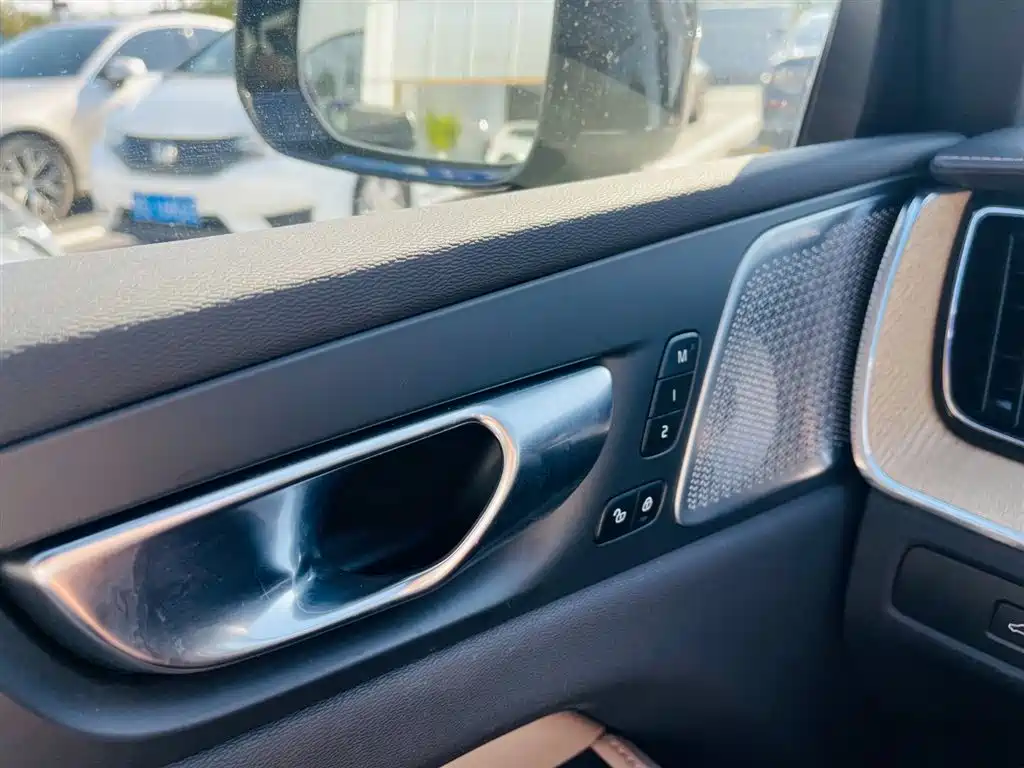 Volvo XC60 2026 B5 four-wheel drive Zhiyuan Sports Edition купить на сайте DeffCars