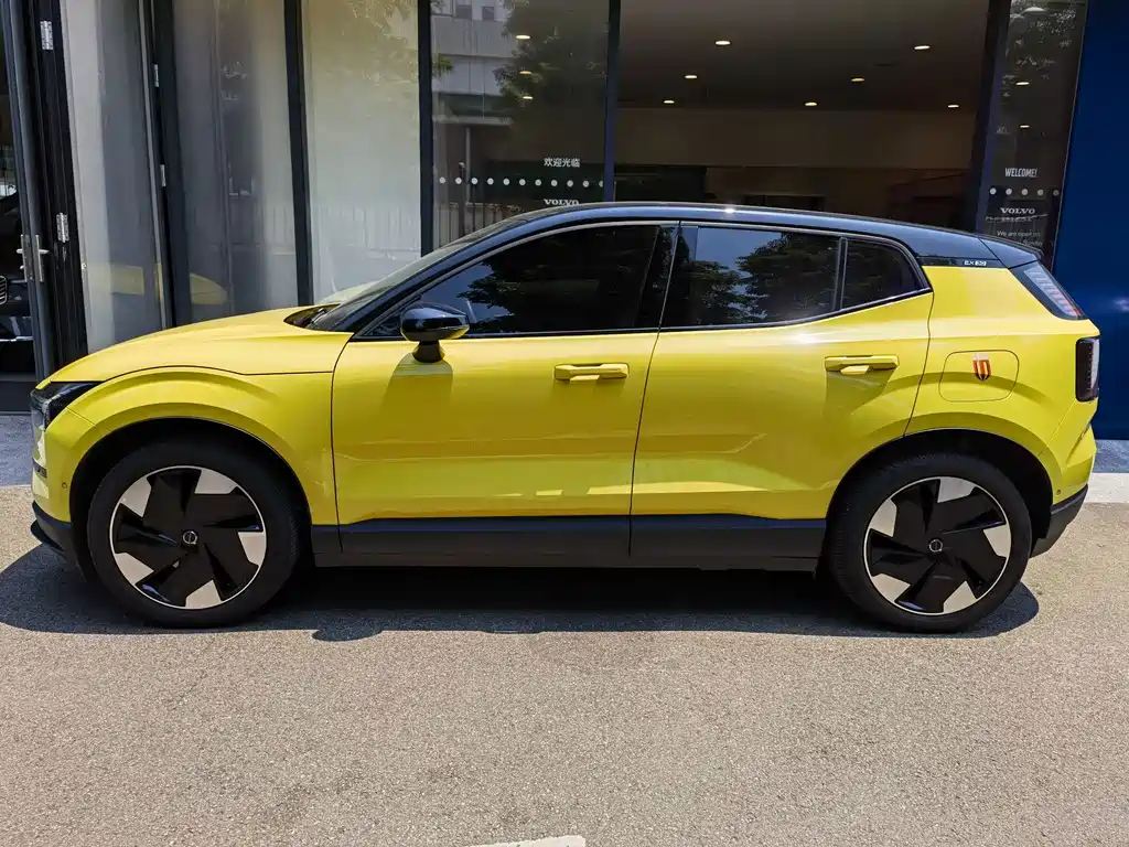 Volvo EX30 2025 Rear Drive Long Range Ultra купить на сайте DeffCars