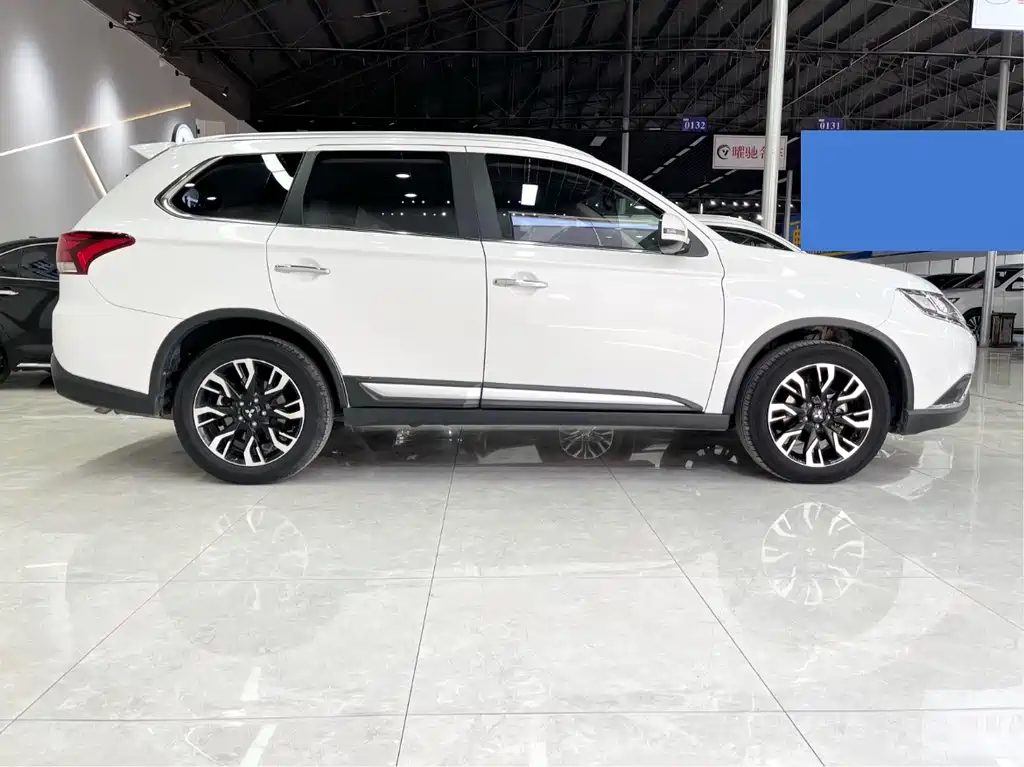 Outlander 2019 2.4L four-wheel drive exclusive version, 5 seats, National VI купить на сайте DeffCars