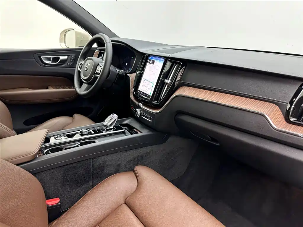Volvo XC60 2025 B5 four-wheel drive Zhiyuan luxury version купить на сайте DeffCars