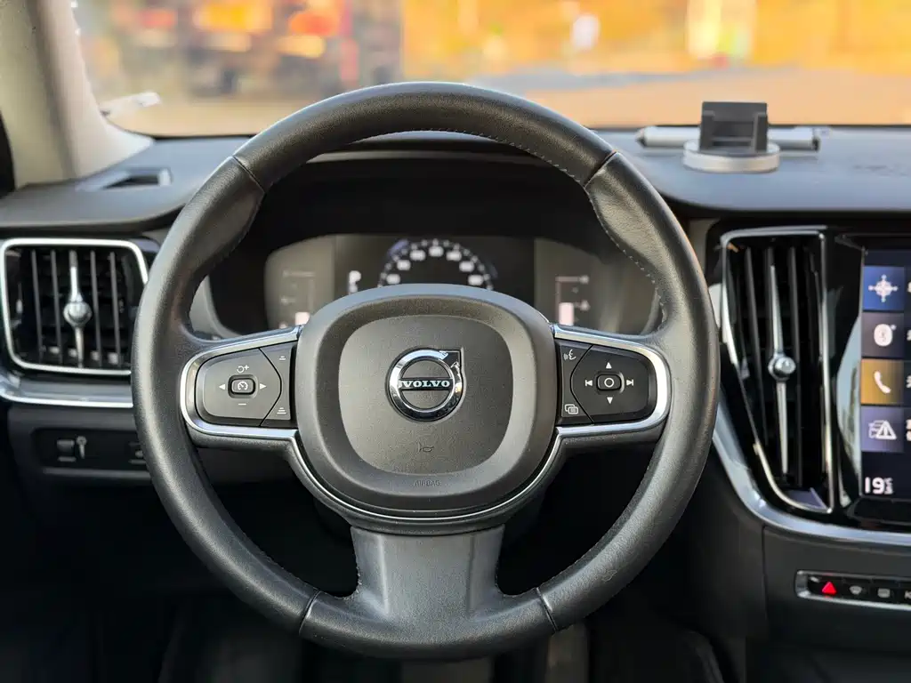 Volvo S60 2020 T4 Zhiyi Luxury Edition купить на сайте DeffCars