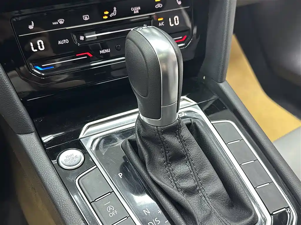 Magotan 2023 2 million commemorative edition 330TSI DSG leading model купить на сайте DeffCars