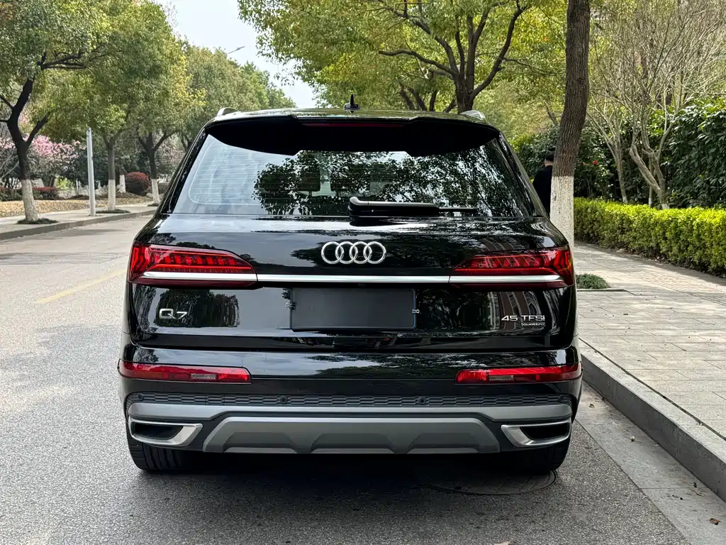 Audi Q7 2023 45 TFSI quattro S line sports купить на сайте DeffCars