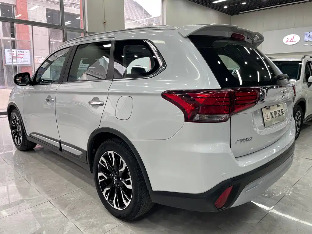 Outlander 2019 2.4L four-wheel drive exclusive version, 5 seats, National VI купить на сайте DeffCars