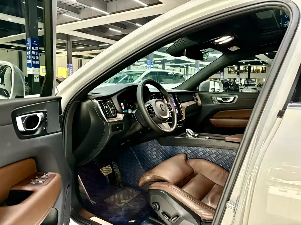 Volvo XC60 2023 B5 four-wheel drive Zhiyuan Deluxe Edition купить на сайте DeffCars