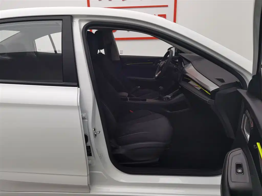 Roewe i5 2021 1.5L manual platinum version купить на сайте DeffCars