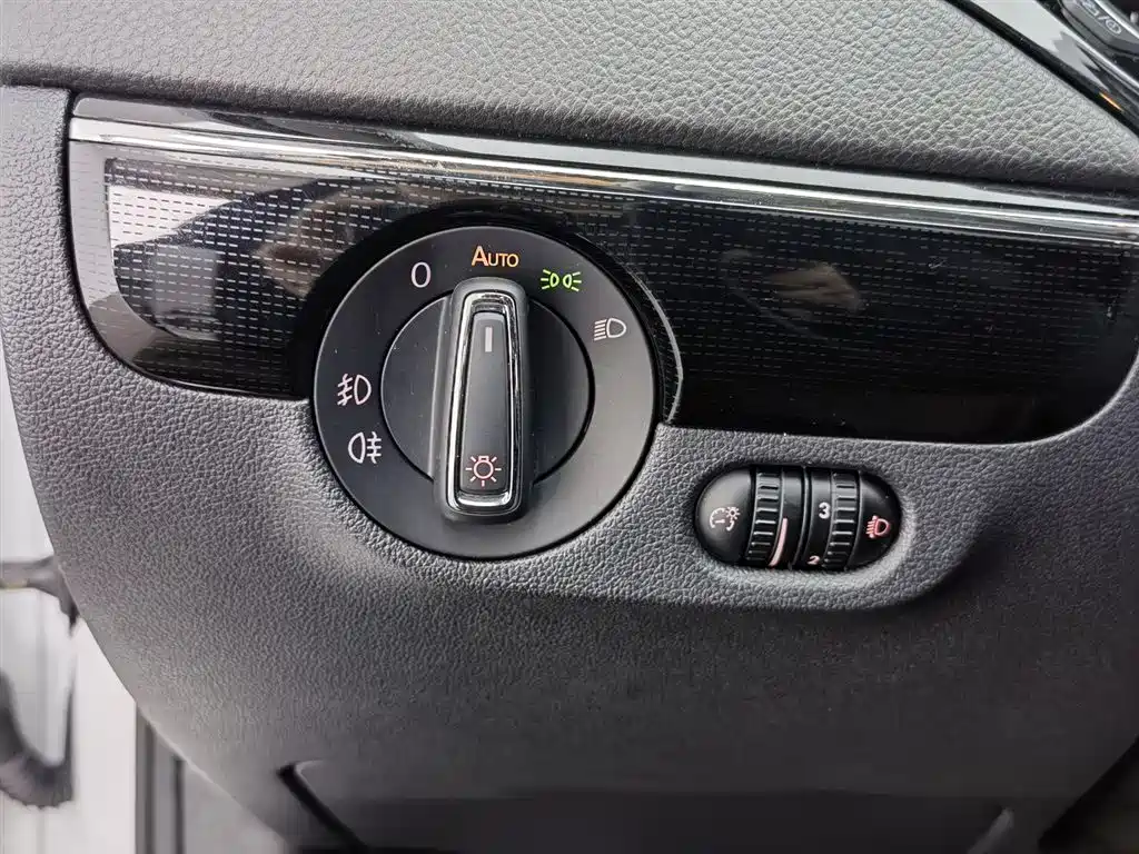 Sagitar 2018 280TSI DSG luxury model купить на сайте DeffCars