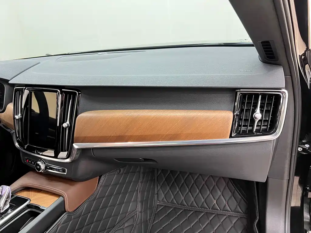 Volvo S90 2024 B5 Zhiyi Luxury Edition купить на сайте DeffCars