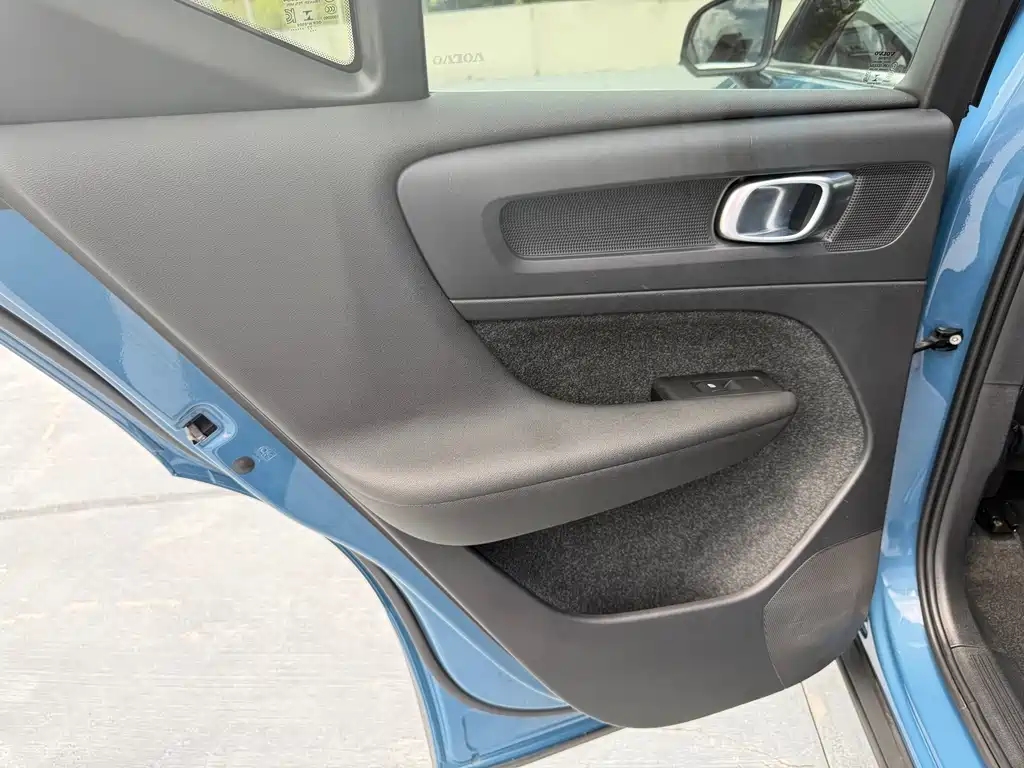 Volvo XC40 2023 B4 four-wheel drive Zhiyuan Deluxe Edition купить на сайте DeffCars