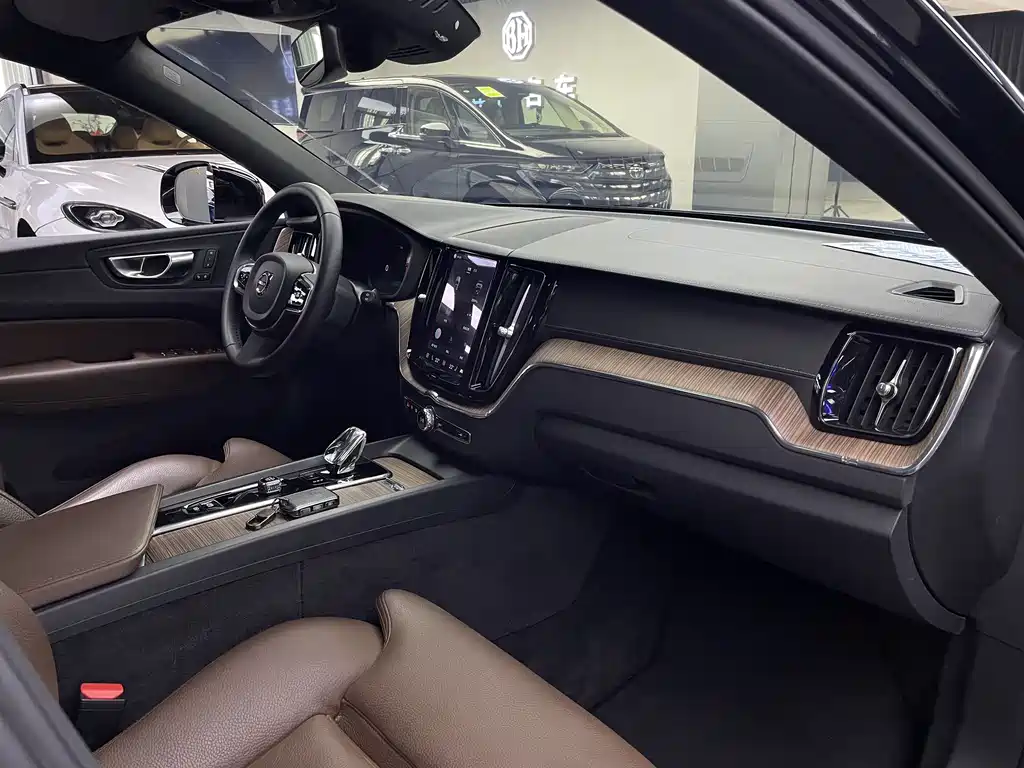 Volvo XC60 2023 B5 four-wheel drive Zhiyuan Deluxe Edition купить на сайте DeffCars