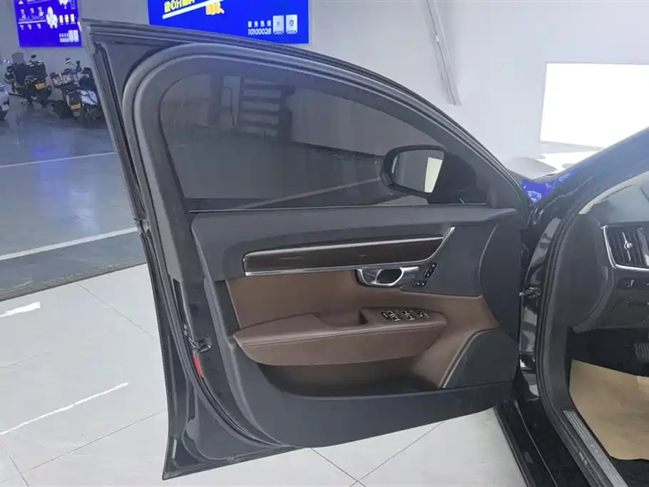 Volvo S90 2018 T4 Zhiyuan Edition купить на сайте DeffCars