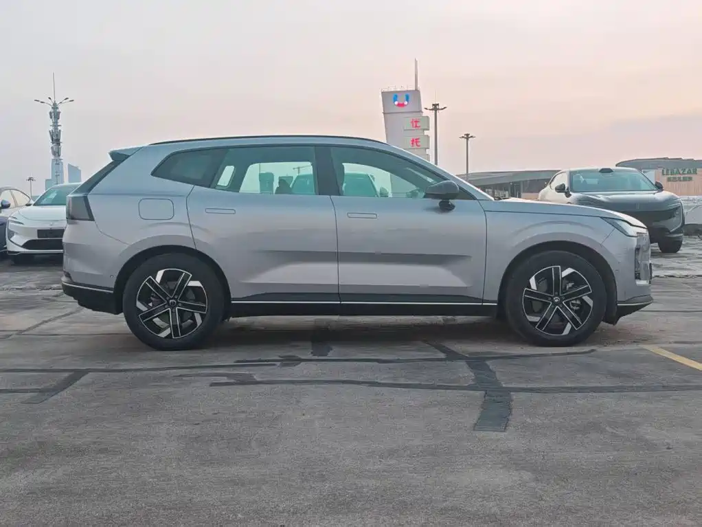 Volvo XC70 plug-in hybrid 2026 model two-wheel drive long range Core купить на сайте DeffCars