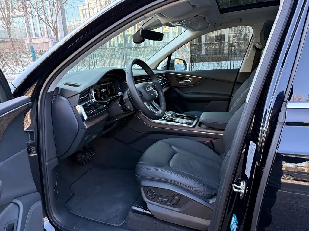 Audi Q7 2021 55 TFSI quattro S line sports version купить на сайте DeffCars