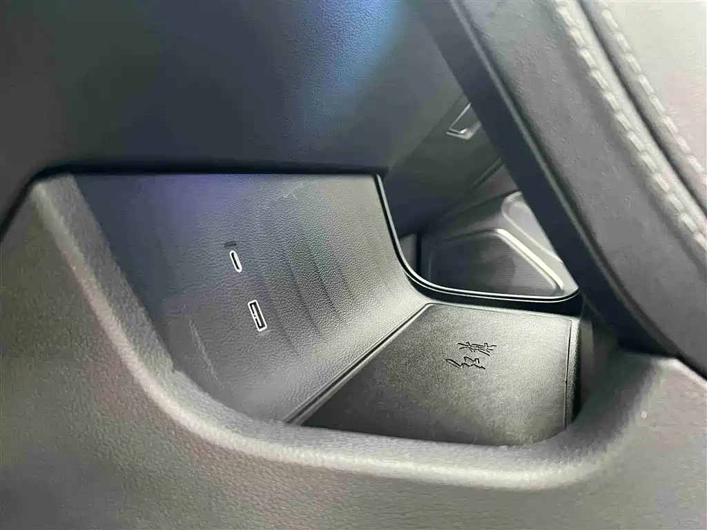 Hongqi H5 2025 2.0T automatic Qichang version купить на сайте DeffCars