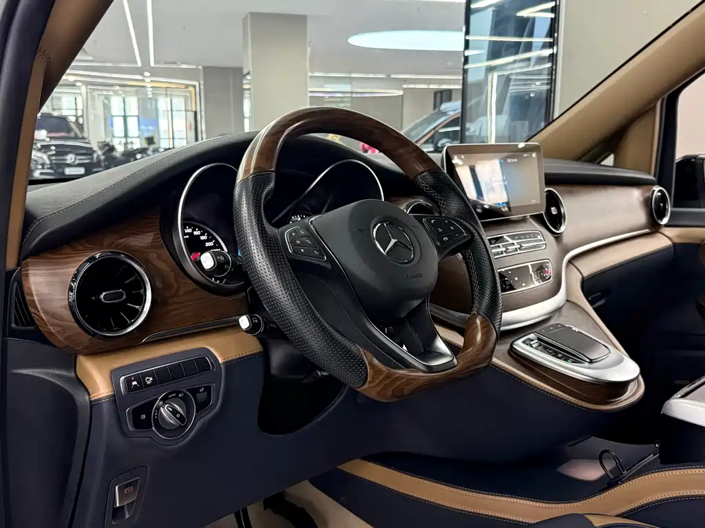 Mercedes-Benz V-Class 2021 V 260 L Long Wheelbase Luxury Edition купить на сайте DeffCars