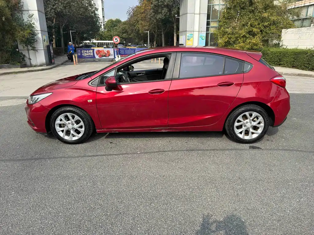 Cruze 2017 1.5L Hatchback Manual Pioneer Edition купить на сайте DeffCars