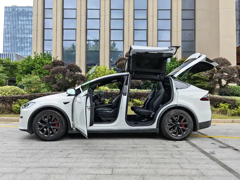 Model X 2023 tri-motor all-wheel drive Plaid version купить на сайте DeffCars