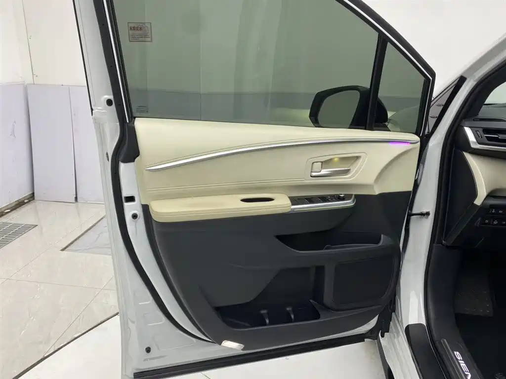 SIENNA 2023 2.5L Hybrid Premium Edition купить на сайте DeffCars
