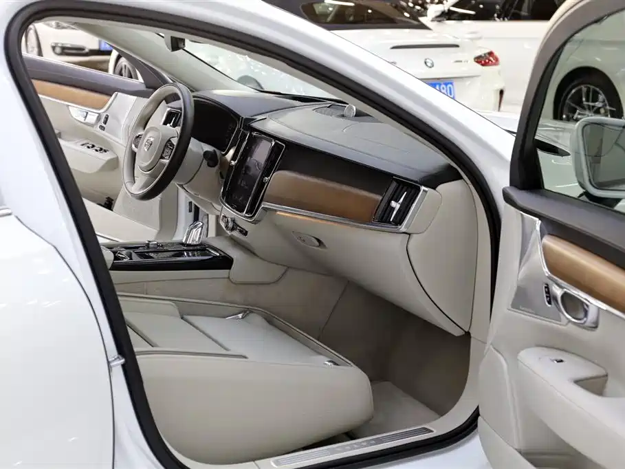 Volvo S90 Plug-in Hybrid 2019 T8 E-Drive Hybrid Honor Edition 3 Seats National VI купить на сайте DeffCars